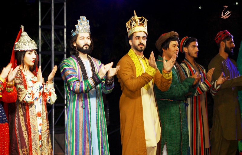 उज्बेकिस्तान में फैशन शो के दौरान अफगानिस्तान का प्रतिनिधित्व करते अजमल हकीकी और उनकी टीम