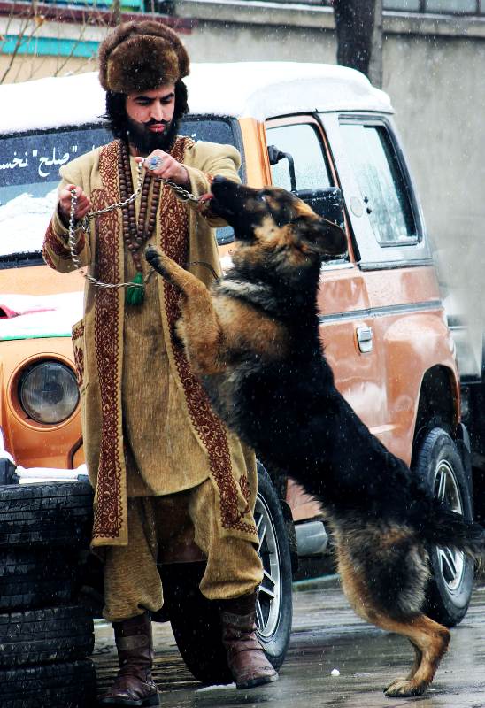 अजमल हकीकी अपने पालतू कुत्ते के साथ
