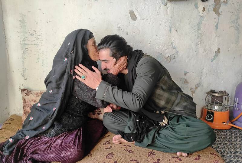 एक गरीब महिला ने अजमल हक़ीक़ी को गले लगाया और उनकी मदद के लिए उनका शुक्रिया अदा किया।