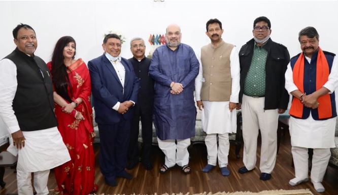 नई दिल्ली में अमित शाह और अन्य भाजपा उम्मीदवारों के साथ बैशाली डालमिया