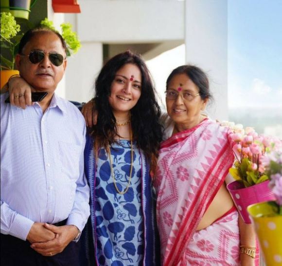 अग्निमित्रा पॉल अपने माता-पिता के साथ