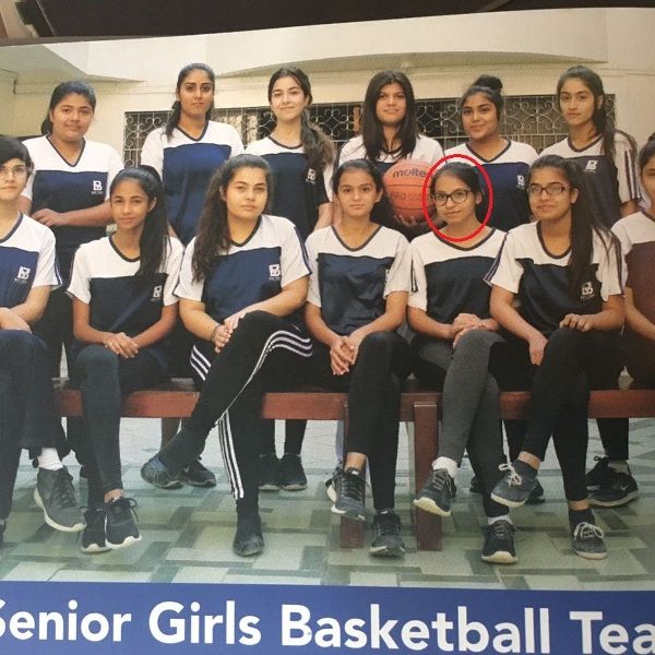 दुआ आमिर की उनके स्कूल की बास्केटबॉल टीम से ग्रुप फोटो