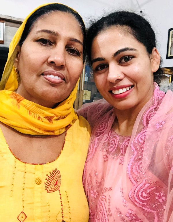 पूजा ढांडा अपनी मां के साथ 