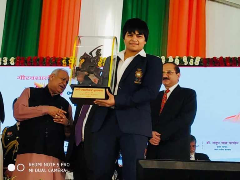 दिव्या काकरान अपने रानी लक्ष्मी बाई पुरस्कार के साथ