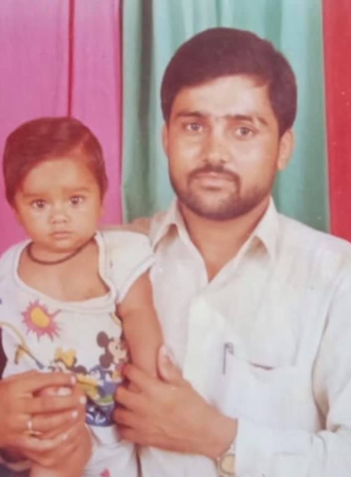 दिव्या काकरान की अपने पिता के साथ बचपन की तस्वीर 