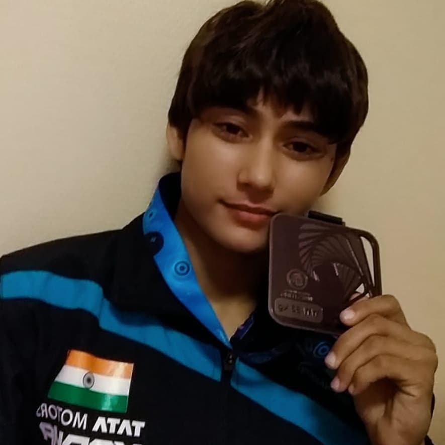 पूजा गहलोत अपने रजत पदक के साथ जो उन्होंने 2019 में बुडापेस्ट, हंगरी में जीता था