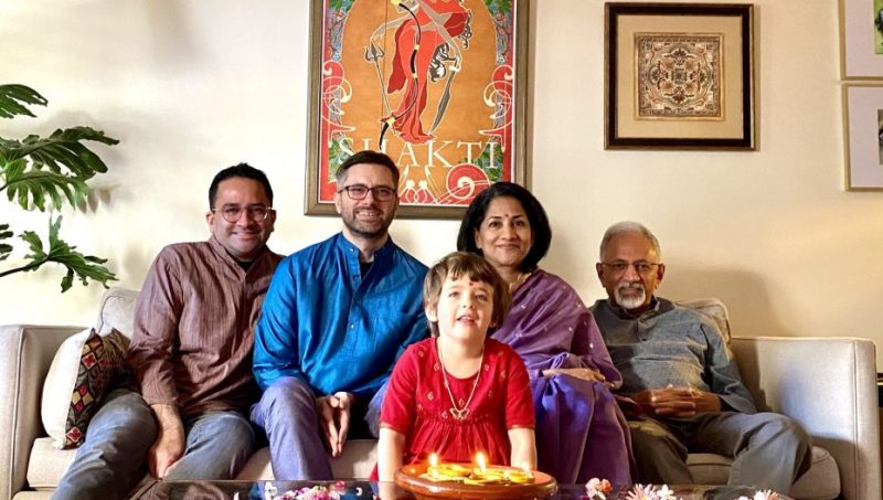 गौतम राघवन (दूर बाएं) अपने माता-पिता, पति और बेटी के साथ