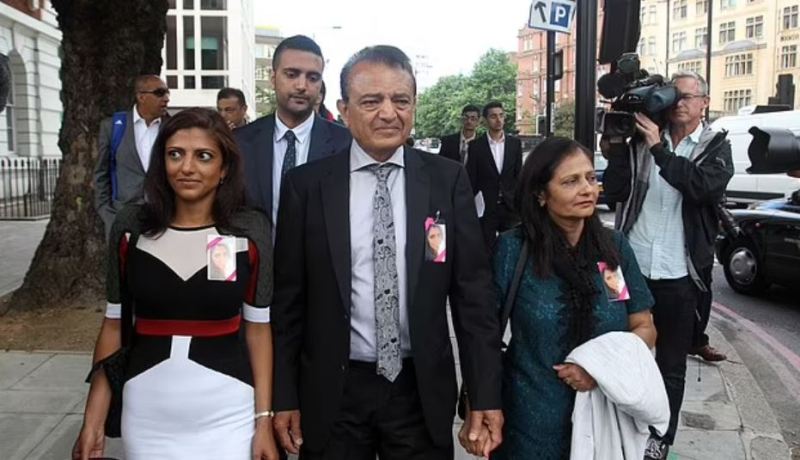 नीलम हिंडोचा (दाएं), बेटी अमी डेनबोर्ग (बाएं), बेटा अनीश हिंदोचा (दूसरा बाएं पीछे), पति विनोद हिंदोचा (दूसरा दाएं)