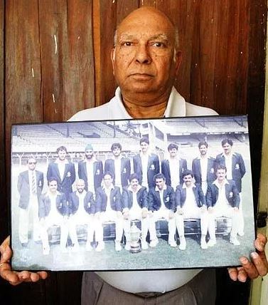 1983 विश्व कप की भारतीय टीम के पोस्टर के साथ पीआर मान सिंह