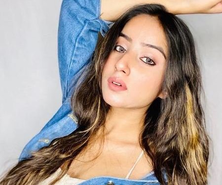 Anicka हाइट उम्र बॉयफ्रेंड परिवार Biography in Hindi Anicka