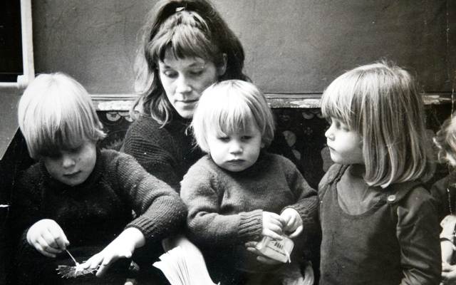 बोरिस जॉनसन, उनके भाई-बहनों और उनकी मां की बचपन की तस्वीर