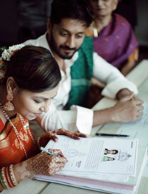 विशेष विवाह अधिनियम के माध्यम से अपनी शादी के लिए डिप्टी रजिस्ट्रार कार्यालय में चेतन कुमार और मेघा