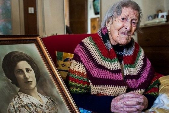 Emma Morano उम्र Death Cause पति Biography Facts in Hindi emma-morano-with-portrait-of-her-younger-days