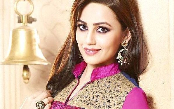 Esha Kansara हाइट Weight उम्र Affairs Biography in Hindi esha-kansara