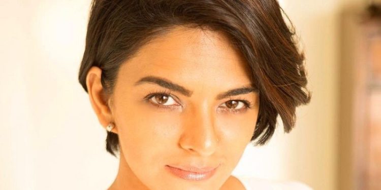 Himanshi Choudhary हाइट Weight उम्र बॉयफ्रेंड परिवार Biography in Hindi Himanshi Choudhary