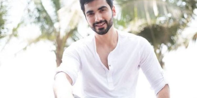 Ishwak Singh उम्र हाइट गर्लफ्रेंड परिवार Biography in Hindi Ishwak Singh