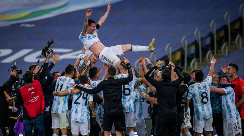 लियोनेल मेस्सी को उनके अर्जेंटीना टीम के साथी 11 जुलाई, 2021 को कोपा अमेरिका फाइनल के अंत में उठा लेंगे
