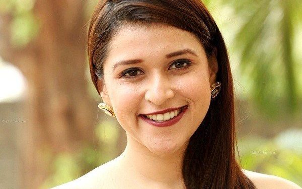 Mannara Chopra Actress हाइट Weight उम्र बॉयफ्रेंड Biography in Hindi Mannara Chopra