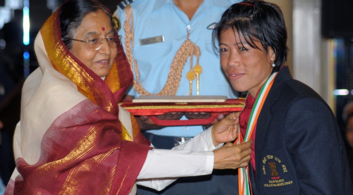 राष्ट्रपति प्रतिभा पाटिल ने मैरी कोमो को राजीव गांधी खेल रत्न पुरस्कार प्रदान किया