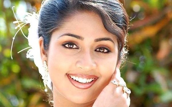 Navya Nair Actress हाइट Weight उम्र पति Biography in Hindi Navya Nair