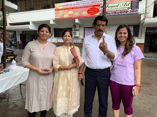 प्रदीप शर्मा अपनी पत्नी और बेटियों के साथ