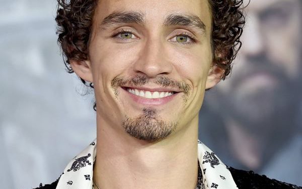 Robert Sheehan हाइट उम्र गर्लफ्रेंड परिवार Biography in Hindi Robert Sheehan