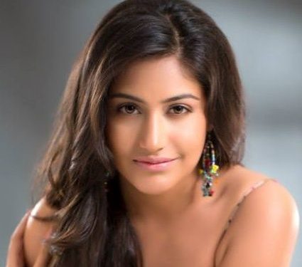 Surbhi Chandna उम्र हाइट बॉयफ्रेंड परिवार Biography in Hindi Surbhi Chandna