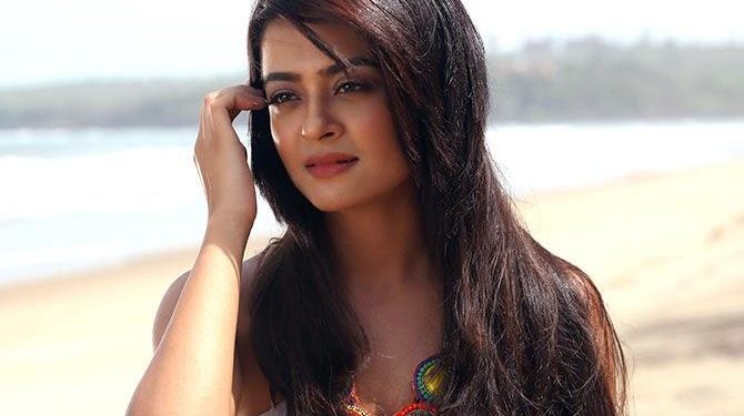 Surveen Chawla Height, Weight, Age, Affairs, Biography & More