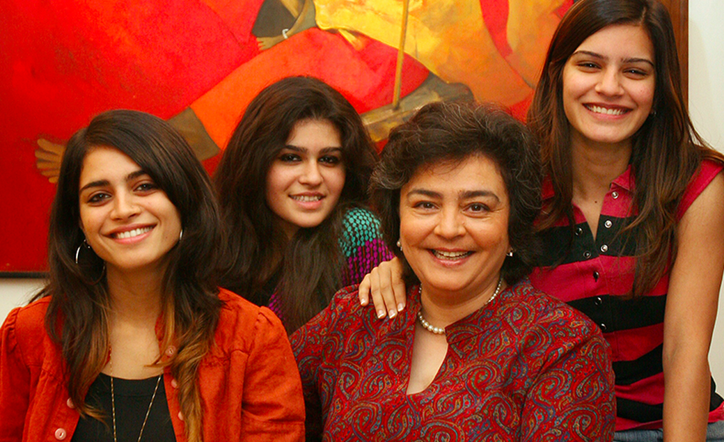 जिया मोदी अपनी तीन बेटियों के साथ